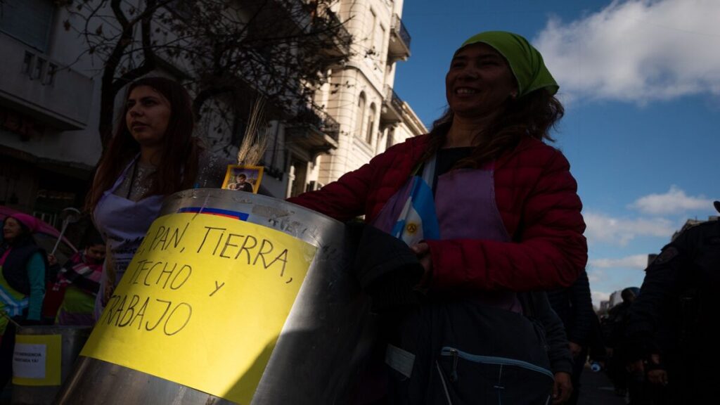 Argentinos reclaman techo, pan, tierra y trabajo en movilización por el Día de San Cayetano 2 1