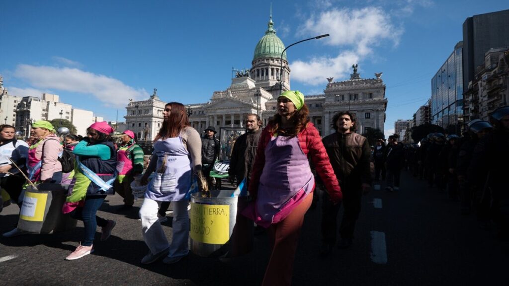 Argentinos reclaman techo, pan, tierra y trabajo en movilización por el Día de San Cayetano 4 3