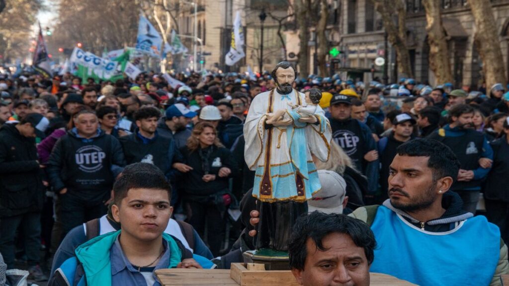 Argentinos reclaman techo, pan, tierra y trabajo en movilización por el Día de San Cayetano 3 aaargentina