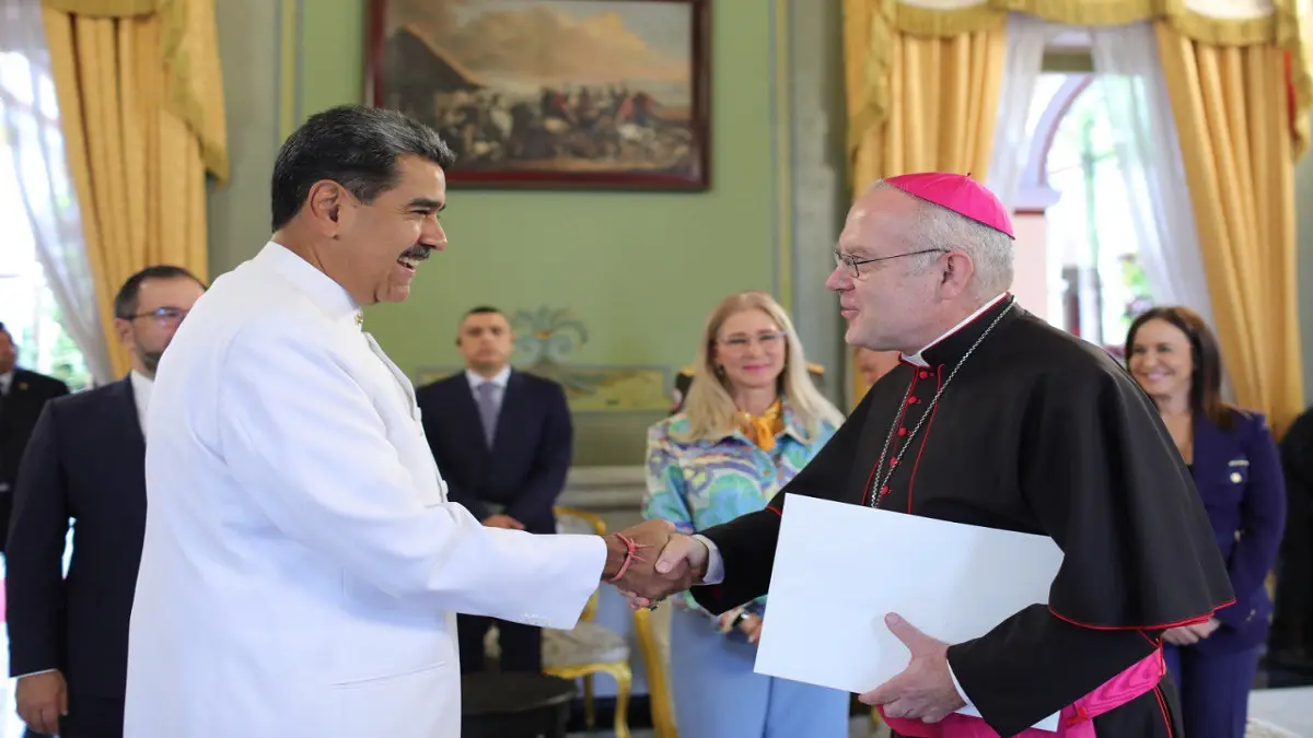 maduro y nuncio.jpg