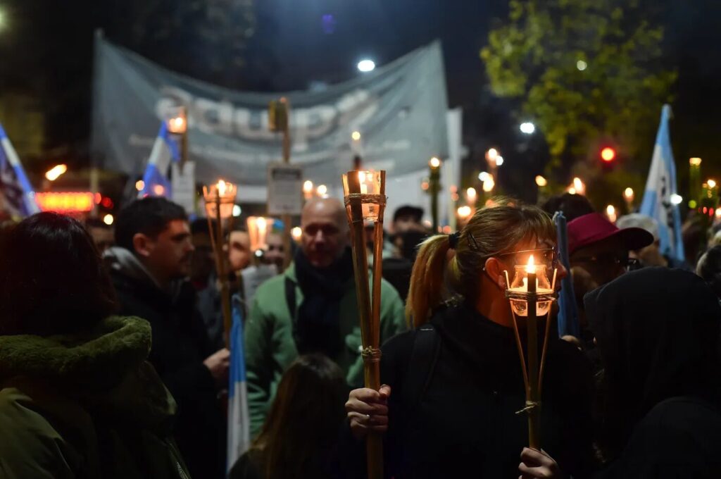 Universidades argentinas convocan a marcha de velas y clases públicas en contra del veto al financiamiento 2 multimedia.grande.bea9ccab10e6888b.VU5MUC1NYXJjaGEtZGUtYW50b3JjaGFzX2dyYW5kZS53ZWJw 2