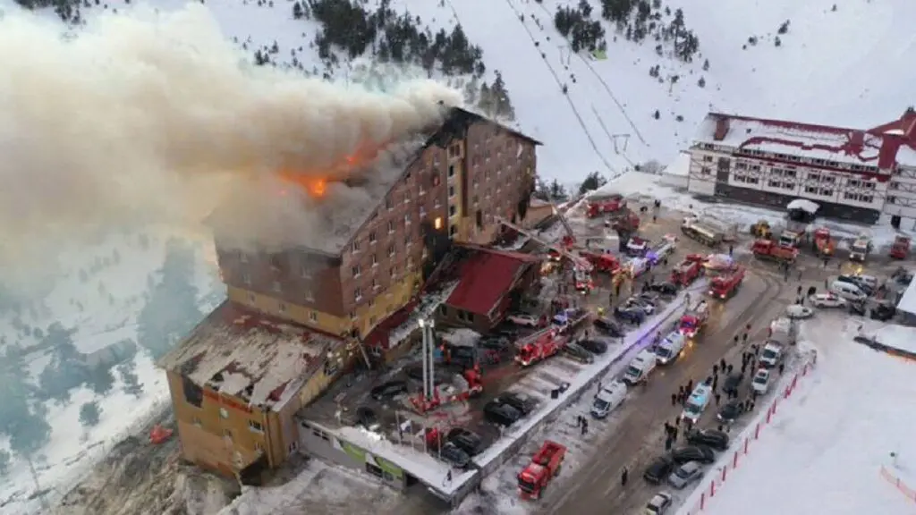 Suben a 76 los muertos en incendio de hotel en estación de esquí en Bolu, Türkiye 19 67