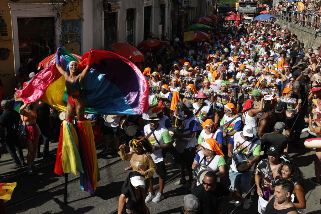 Tiempo de carnaval: Multitud de personas disfruta segundo día de fiestas en Río de Janeiro 2 0b2edb5e148f1a75f34059ff62a47554b62746fd