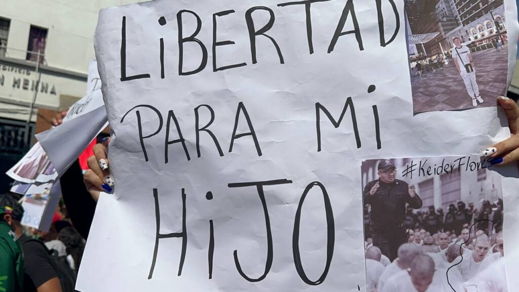 En imágenes: Venezuela se moviliza en defensa de connacionales secuestrados por Bukele 2 1 5