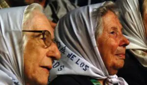 Abuelas de Plaza de Mayo presentan obra Con canto de cigarras en España