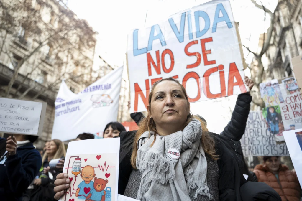 En imágenes: Multitudinaria marcha en defensa de la salud pública en Argentina 5 03 2