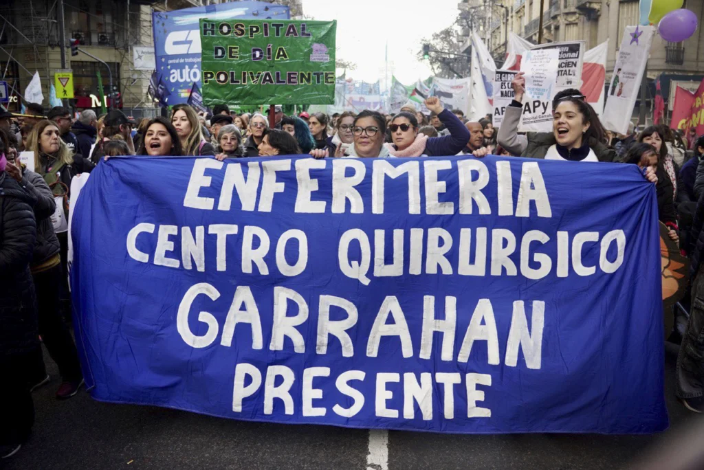 En imágenes: Multitudinaria marcha en defensa de la salud pública en Argentina 2 05 2