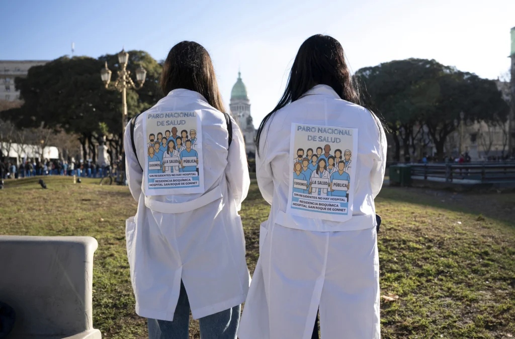 En imágenes: Multitudinaria marcha en defensa de la salud pública en Argentina 4 09