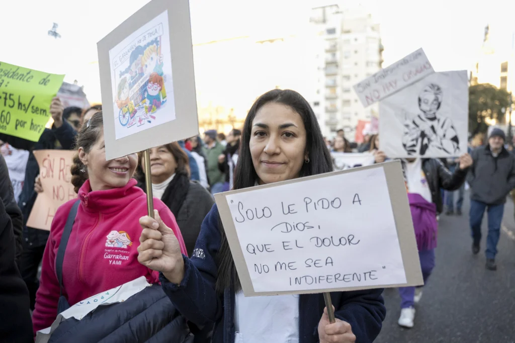 En imágenes: Multitudinaria marcha en defensa de la salud pública en Argentina 6 15 1