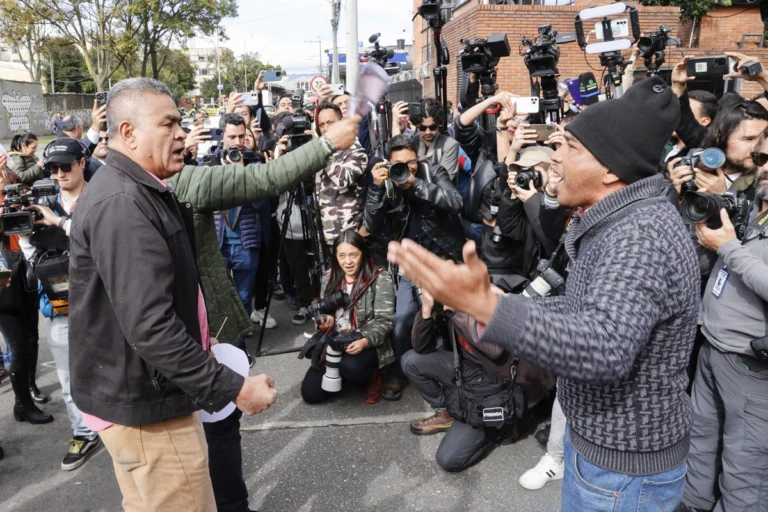 Manifestantes exigen cárcel para Álvaro Uribe Vélez frente al Juzgado 44 de Paloquemao 1 1a15def8c1338a39458bf56e4133b0c41e98c705