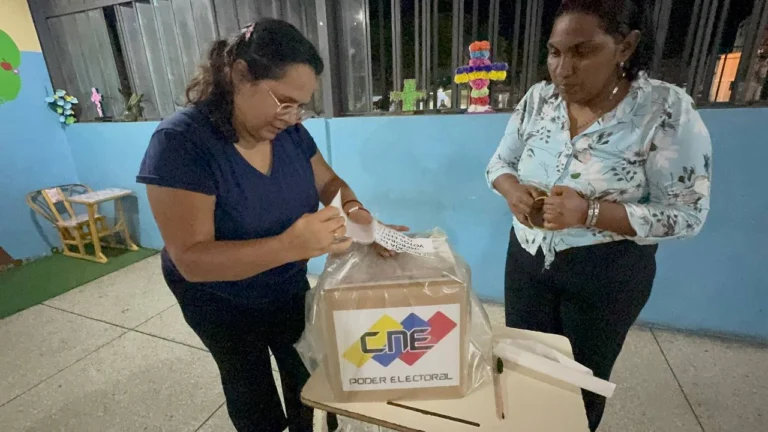 Inicia el cierre de centros electorales en Venezuela 1 2 5