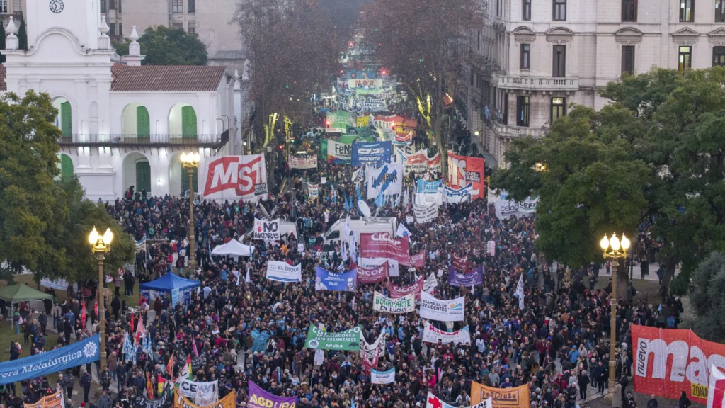 En imágenes: Multitudinaria marcha en defensa de la salud pública en Argentina 1 20