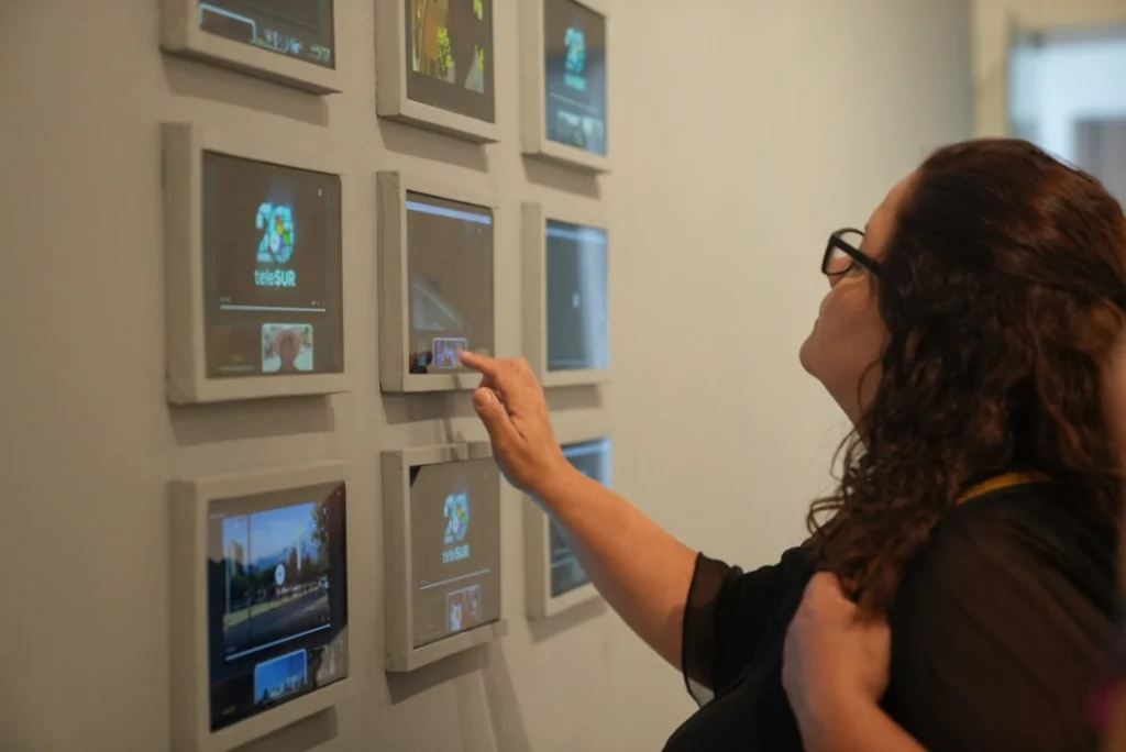 20 años de teleSUR: inauguran exposición híbrida "La otra mirada de la noticia global" 4 4 6