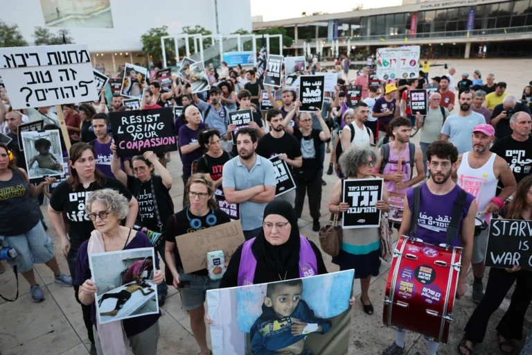 Protestas en Tel Aviv contra la guerra y el hambre en Gaza 1 9f4b708ea90d7b31652bc8bc8a2bba530957b39dw