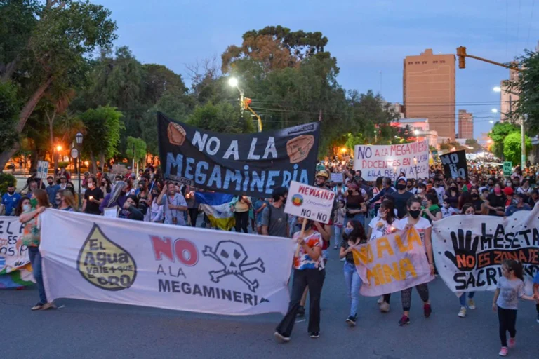 Preparan movilización en Chubut tras intención del Gobierno de imponer megaminería en Argentina 1 a7fbf60ebc1b59f7416456d46454b554 big 1024x683 1