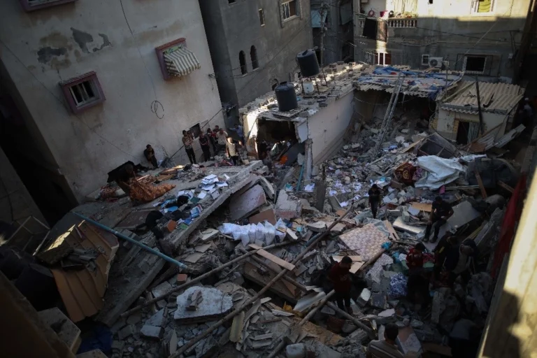 Hambruna en Gaza: Israel asesina a 10 palestinos que esperaban ayuda humanitaria 1 al menos 87 muertos o desaparecidos por bombardeo israeli en gaza 9000html gaza israeljpg 594html bbe99373 8266 427c 95fe 4ddea842ddf1