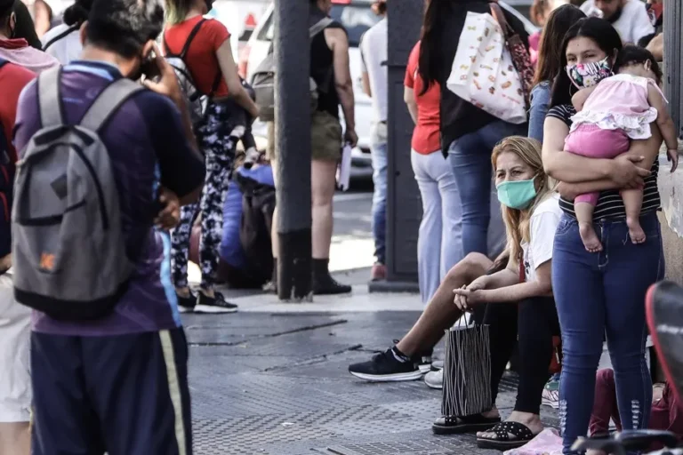 Salarios en caída libre: Ingresos de trabajadores de Argentina perdieron un 5,5% desde febrero 1 ame5615 argentina desempleo