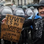 Jubilados sufren represión policial durante marcha frente al Congreso argentino 11 argentina jubilados marcha01
