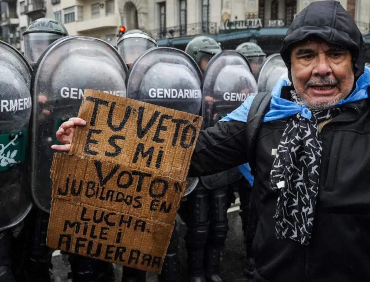 argentina jubilados marcha01.jpg