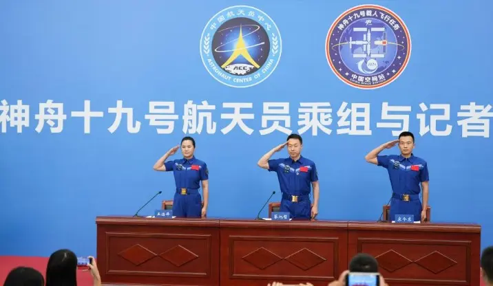 China concede medallas a astronautas de la misión Shenzhou-19 1 astronautas 1.jpg