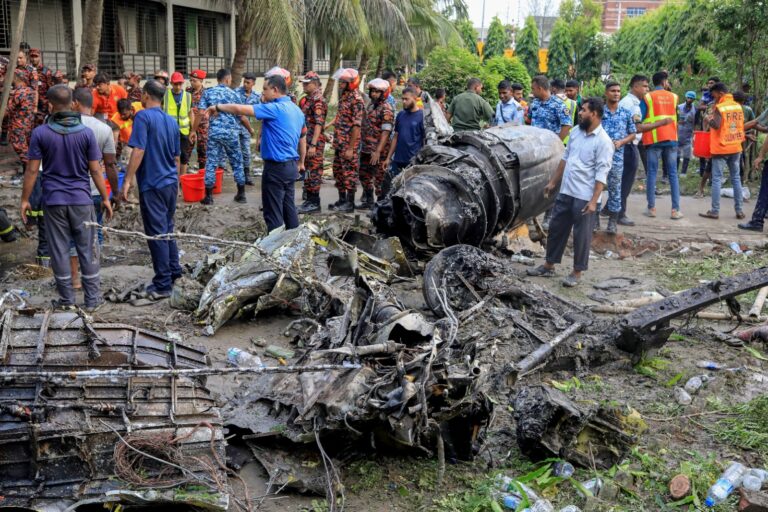 Ascienden a 31 los fallecidos por accidente aéreo en Bangladés 1 banglades