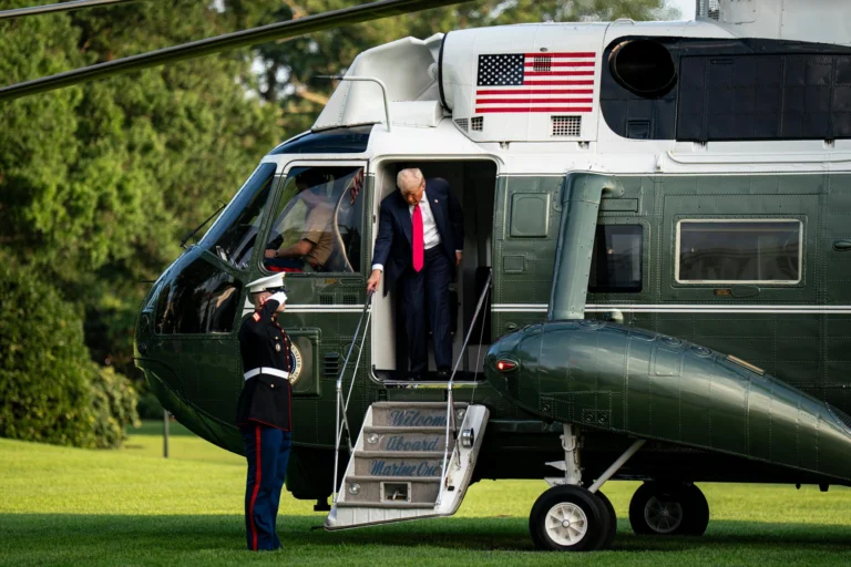 cae aprobacion de trump
