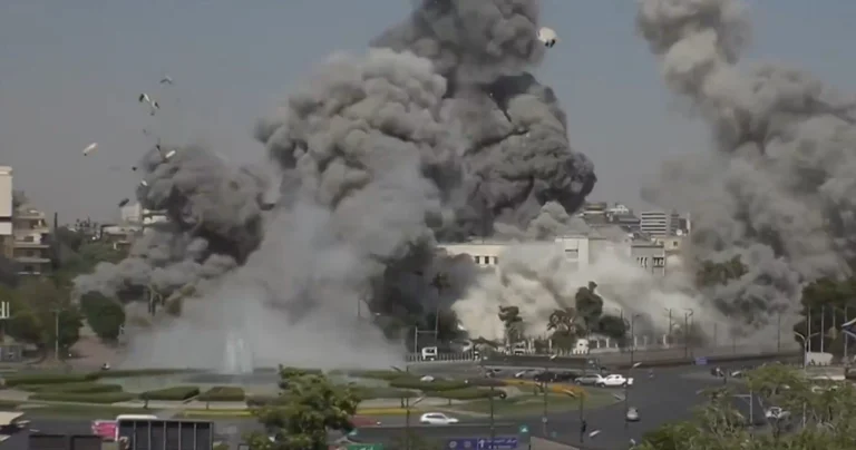 Israel bombardea sede del Ejército y Palacio de Gobierno sirio en Damasco 1 captura de pantalla 2025 07 16 103048