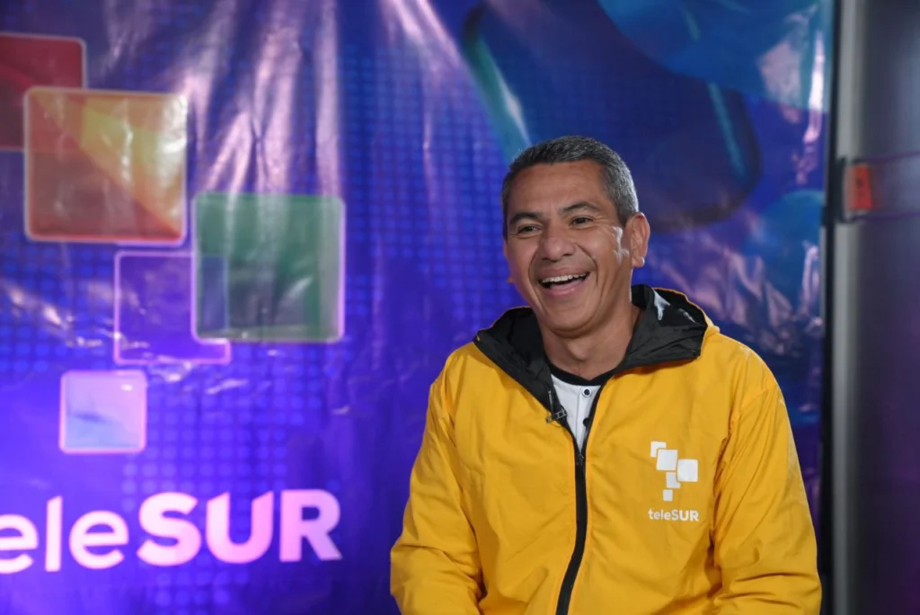 Reconocimiento: Los trabajadores con 20 años de vocación en teleSUR 4 gelves
