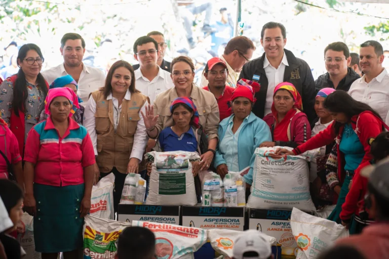 Gobierno de Honduras reinauguró el CEB "Leoncio Valle" en el departamento de Comayagua 1 gv8ip7fw0aautx1