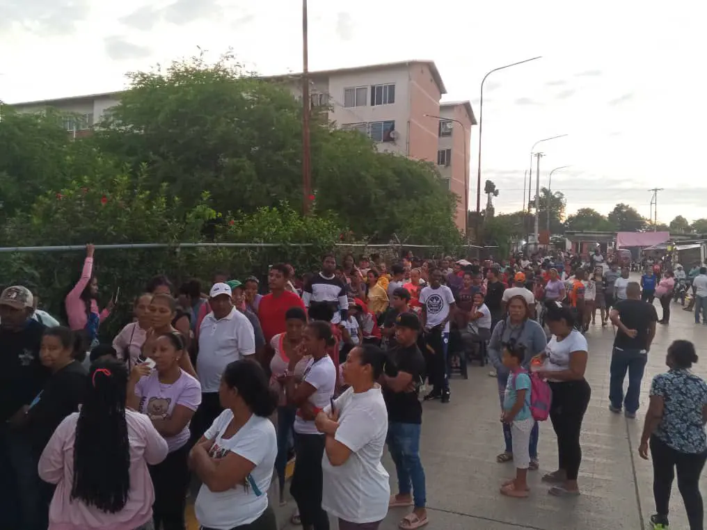 En imágenes: Venezuela se moviliza para ejercer su derecho al voto 7 gw32fjya0aav27u.jpg
