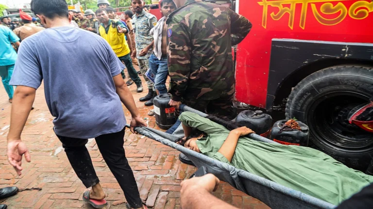 Accidente aéreo deja al menos 20 muertos y cerca de 200 heridos en Bangladés 1 gwye39dboaash3i