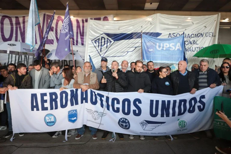Argentina: Aeronáuticos protestan contra quita de derechos laborales por Milei 1 gwzwnaqwmaa20i