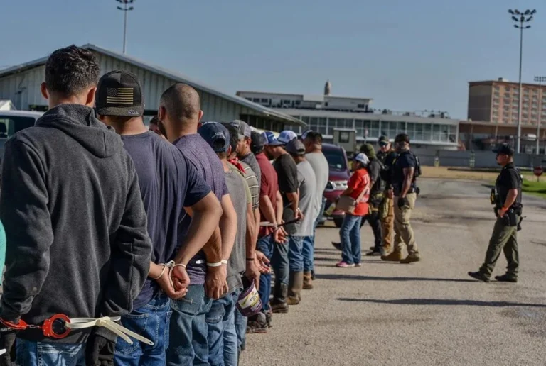 "Teníamos que comer como animales": Denuncian abusos de ICE contra migrantes en Florida, EE.UU. 1 image 25 17