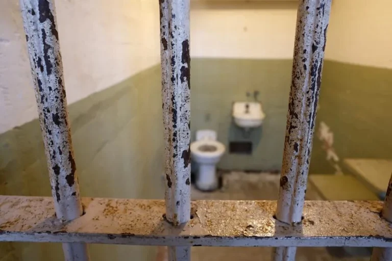 EE.UU.: Hospitalizan a seis migrantes por insalubridad de prisión de Alcatraz 1 image 25 18