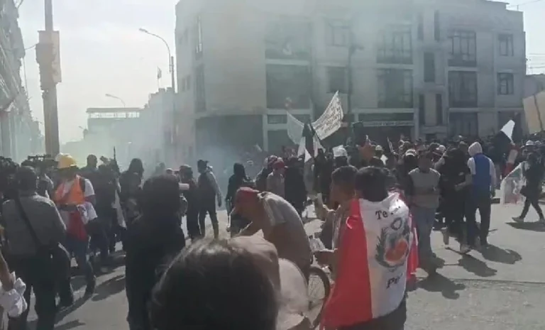 Perú: Policía reprime a los familiares de las víctimas de marchas contra Dina Boluarte 1 image 31 7