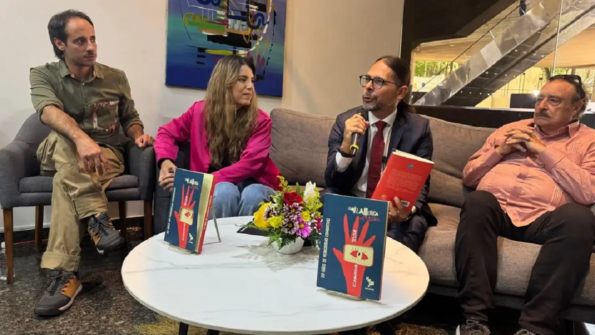 teleSUR lanza libro conmemorativo e inaugura editorial para países ALBA 1 libro telesur presentacion.jpg
