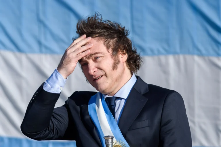 Argentina: Desaprobación de Javier Milei supera el 56% según encuesta 1 milei pacto