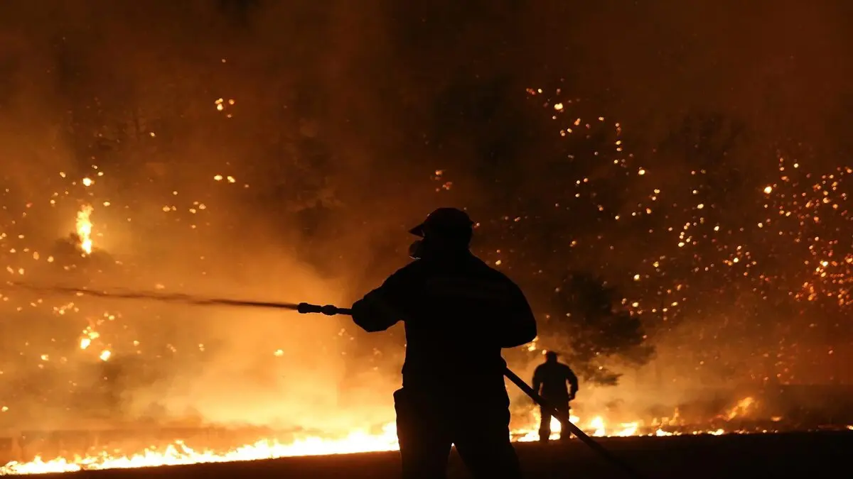 ordenan evacuacion de mas de 5 000 personas de las afueras de atenas por gran incendio.jpg