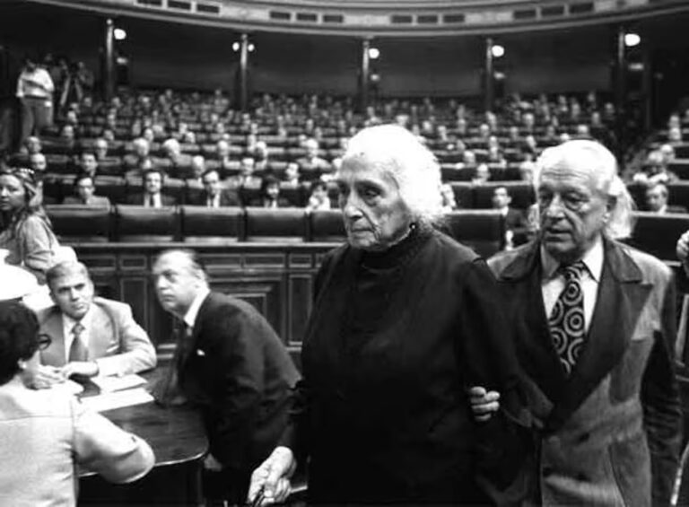 Dictadura franquista y transición democrática: España se abre al fin a la verdad 1 pasionaria alberti
