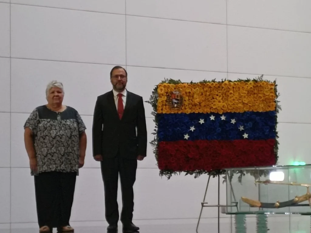 En Imágenes: Venezuela rinde homenaje al Libertador Simón Bolívar y los 20 años de teleSUR 4 En Imágenes: Venezuela rinde homneaje al Libertador Simón Bolivar y los 20 años de teleSUR