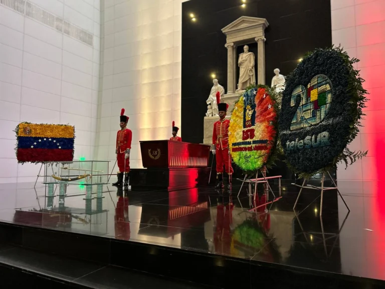 En Imágenes: Venezuela rinde homenaje al Libertador Simón Bolívar y los 20 años de teleSUR 1 photo 4904741442900045483 y