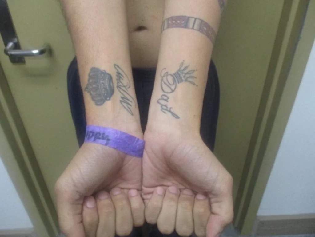 De criminalizado a salvado: El maquillador venezolano rescatado de la cárcel de Bukele tras deportación ilegal de EE.UU. 2 tatuajes