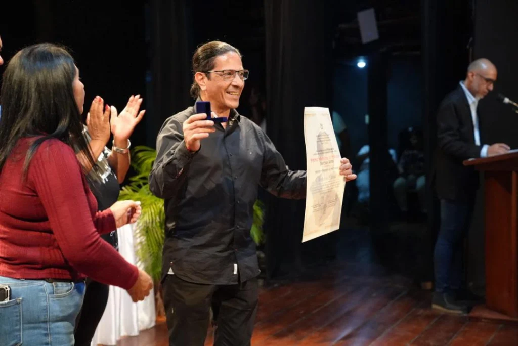 TeleSUR es galardonada con el Premio de Periodismo Cecilio Acosta del municipio venezolano de Sucre 3 telesur premio sucre b
