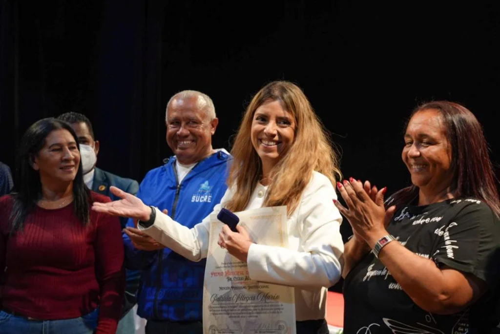TeleSUR es galardonada con el Premio de Periodismo Cecilio Acosta del municipio venezolano de Sucre 2 telesur premio sucre c