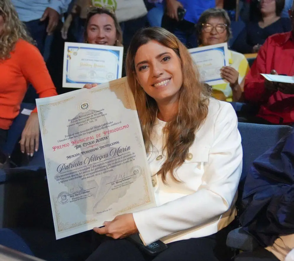 TeleSUR es galardonada con el Premio de Periodismo Cecilio Acosta del municipio venezolano de Sucre 4 telesur premio sucre.jpeg