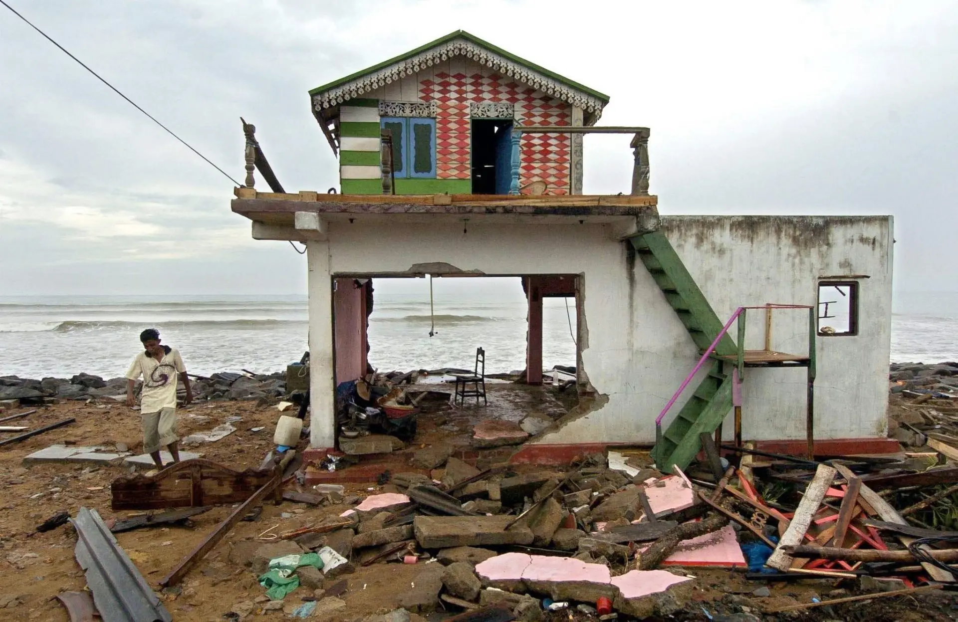 tsunami sri lanka efe peter endig.jpg