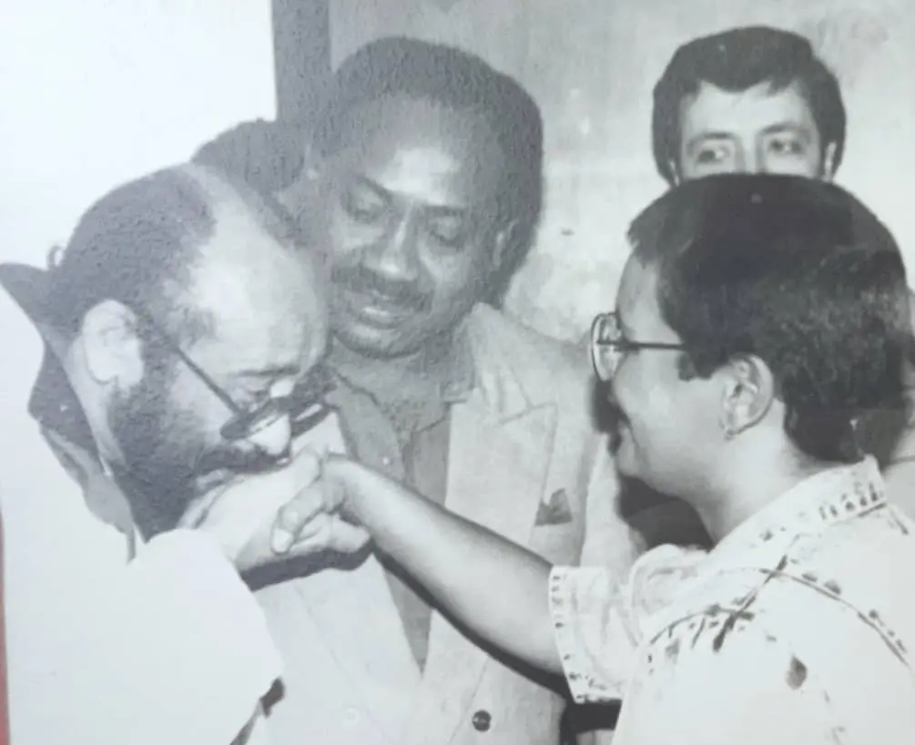 Eddie Palmieri: una historia en Venezuela 3 0 palmieri besa la mano de lil rodriguez.jpeg