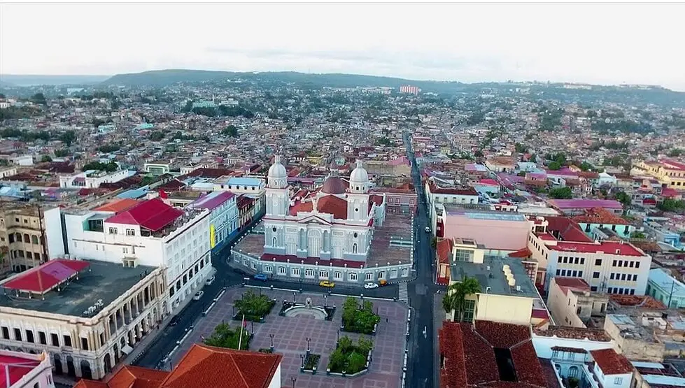 01 panoramica de santiago de cuba.jpg