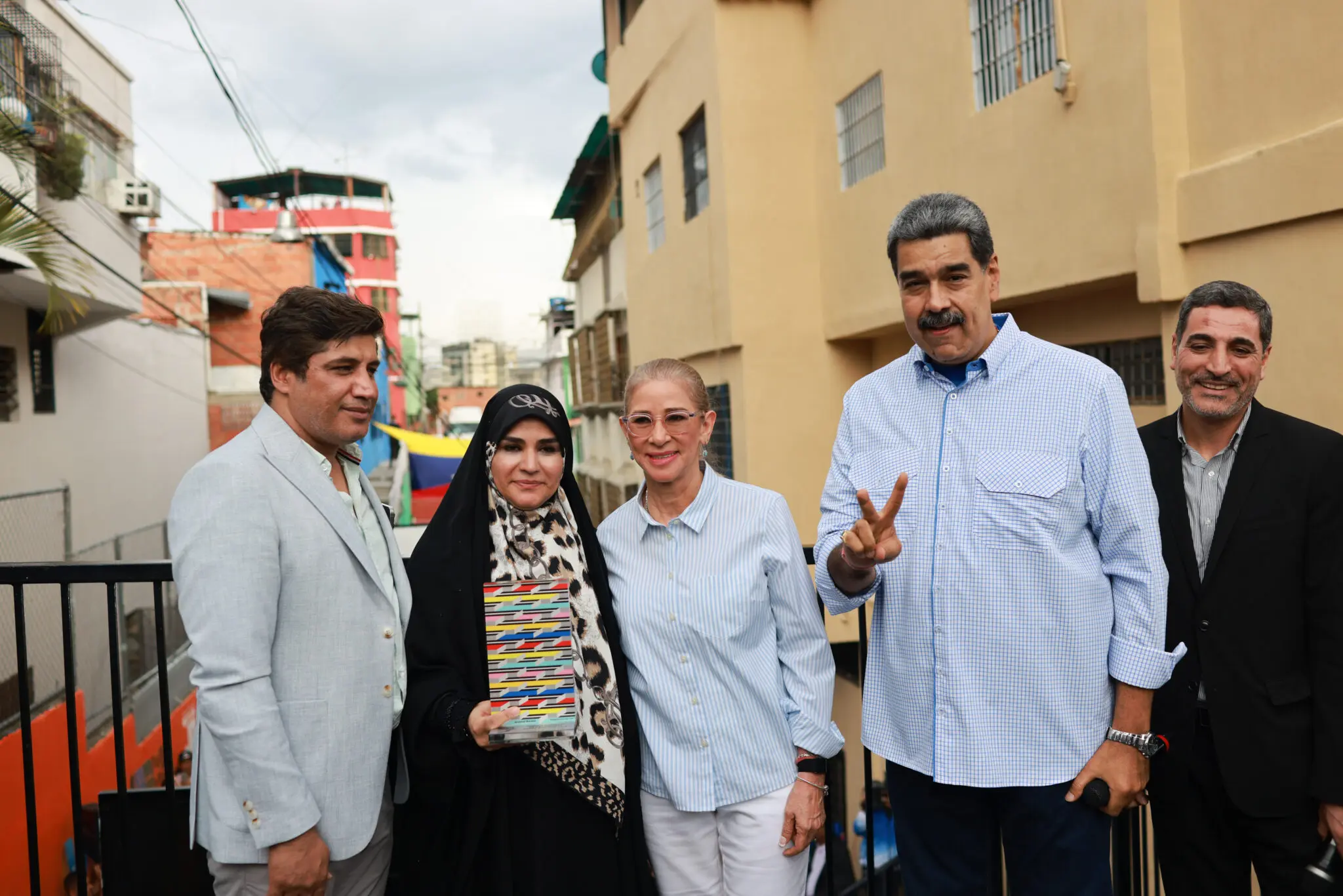 En un acto simbólico de solidaridad sur-sur, el presidente Nicolás Maduro entregó el Premio Nacional de Periodismo Simón Bolívar a Sahar Emami, quien continuó informando en vivo durante un bombardeo israelí contra la sede de la radiodifusión iraní.