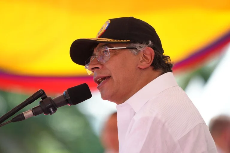 Petro llama a "levantar la espada de Bolivar" contra el narcotráfico 1 Petro invitó a los gobiernos de EE.UU. y Venezuela a coordinar acciones contra el narcotráfico sin afectar la soberanía nacional. Foto: Prensa Gustavo Petro